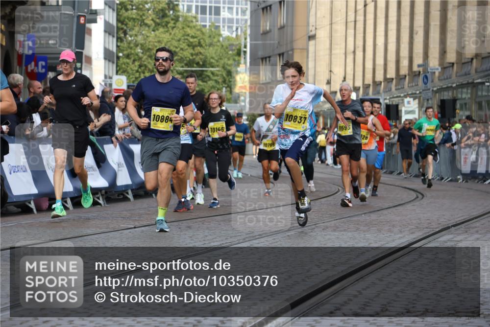 13.09.2026 - 21. swb-Marathon Bremen Strokosch-Dieckow http://msf.ph/oto/10350376 13.09.2026 10:54:31 Ziel 10359, 10577, 10749, 10822, 10996, 11010, 11099, 11118, 11290, 11329, 11361, 11476, 11765, 11843, 11989, 11998, 13531, 10589, 10608, 10704, 11040, 11174, 11389, 11569, 11874, 12038, 12519, 13526 meine-sportfotos.de