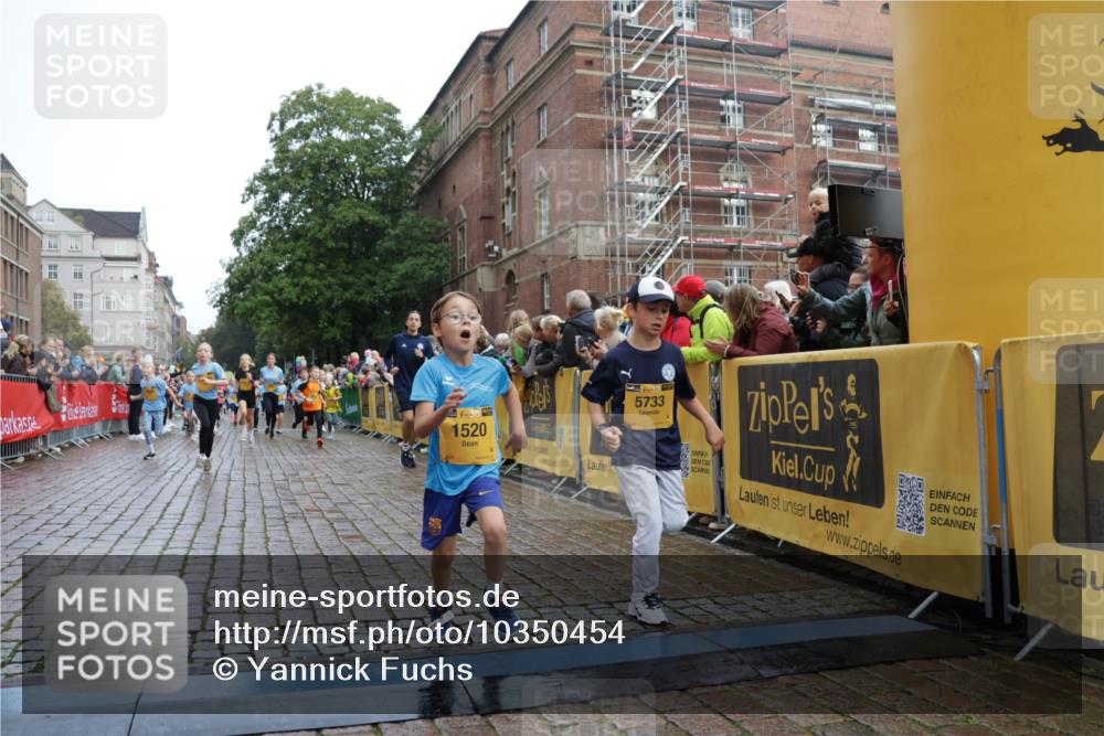 13.09.2026 - Kiel Lauf Yannick Fuchs http://msf.ph/oto/10350454 13.09.2026 08:57:28 Ziel 160, 700, 1546, 1769, 2128, 2129, 3382, 4834, 5006, 5984, 6459, 7478, 7715, 9062, 10876, 10892, 11356, 81, 2384, 3034, 3161, 3305, 3665, 4558, 4908, 5003, 5223, 5340, 5719, 5809, 6361, 6807, 7559, 7752, 7927, 8341, 9307, 9542, 9564, 9940, 10321, 10603, 11423, 11495, 11558, 12062, 12215, 12455, 12512, 406, 689, 1051, 1520, 1714, 2439, 3359, 3375, 3691, 4182, 4321, 4382, 4383, 5219, 5244, 5733, 5762, 5765, 7058, 7547, 7608, 7609, 9870, 81 meine-sportfotos.de