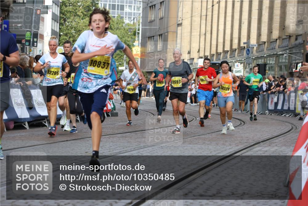13.09.2026 - 21. swb-Marathon Bremen Strokosch-Dieckow http://msf.ph/oto/10350485 13.09.2026 10:54:32 Ziel 10359, 10503, 10577, 10749, 10822, 10837, 10996, 11099, 11118, 11290, 11329, 11361, 11476, 11765, 11843, 11989, 11998, 10589, 10608, 10704, 11040, 11174, 11389, 11569, 11874, 12038, 12519, 12800, 13526 meine-sportfotos.de