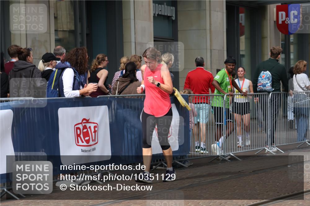 13.09.2026 - 21. swb-Marathon Bremen Strokosch-Dieckow http://msf.ph/oto/10351129 13.09.2026 11:13:42 Ziel 10330, 10491, 10799, 10880, 11027, 11078, 11233, 11535, 11902, 10484, 10545, 10766, 10883, 10889, 11084, 11392, 11670, 11954, 11999, 12010, 12280, 12460, 12521 meine-sportfotos.de