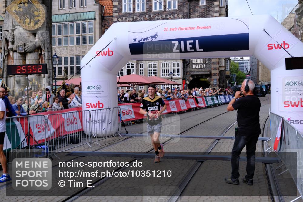 13.09.2026 - 21. swb-Marathon Bremen Tim E. http://msf.ph/oto/10351210 13.09.2026 12:26:42 Ziel  meine-sportfotos.de
