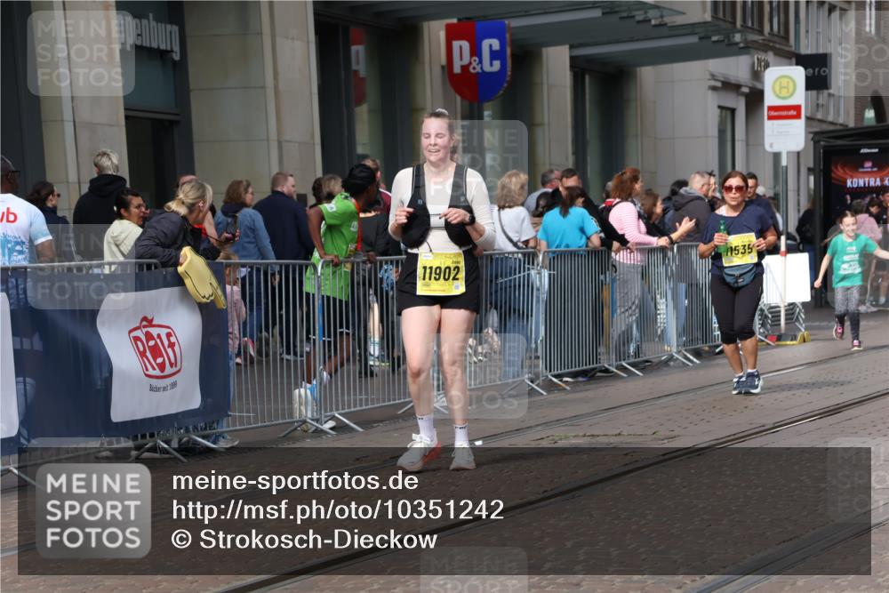 13.09.2026 - 21. swb-Marathon Bremen Strokosch-Dieckow http://msf.ph/oto/10351242 13.09.2026 11:13:53 Ziel 10395, 10396, 10402, 10491, 10586, 10784, 10799, 10854, 10880, 11027, 11233, 11535, 11703, 11864, 11902, 12100, 10330, 10766, 10799, 10889, 11078, 11084, 11954, 11999, 12010, 12280 meine-sportfotos.de