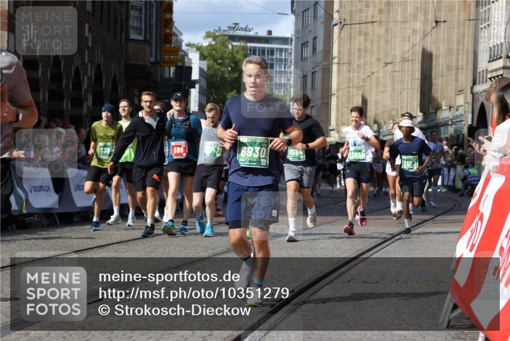 13.09.2026 - 21. swb-Marathon Bremen Strokosch-Dieckow http://msf.ph/oto/10351279 13.09.2026 13:29:34 Ziel 303, 394, 596, 651, 745, 1365, 1387, 1545, 1823, 2023, 2070, 2867, 3258, 3796, 3846, 3912, 4541, 4590, 5036, 6030, 7149, 7361, 7631, 7860, 8007, 8066, 8099, 8277, 8338, 8675, 9249, 9661, 9889, 10128, 124, 716, 1073, 1581, 1861, 2289, 3320, 3618, 4115, 4576, 6006, 6127, 6725, 6930, 7079, 7384, 7884, 8481, 8594, 8612, 8771, 9049, 9534, 9747, 9770, 10013, 13031 meine-sportfotos.de