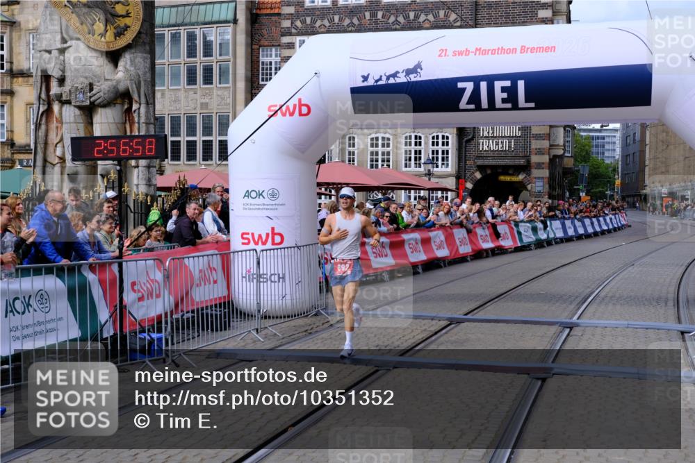 13.09.2026 - 21. swb-Marathon Bremen Tim E. http://msf.ph/oto/10351352 13.09.2026 12:27:48 Ziel  meine-sportfotos.de