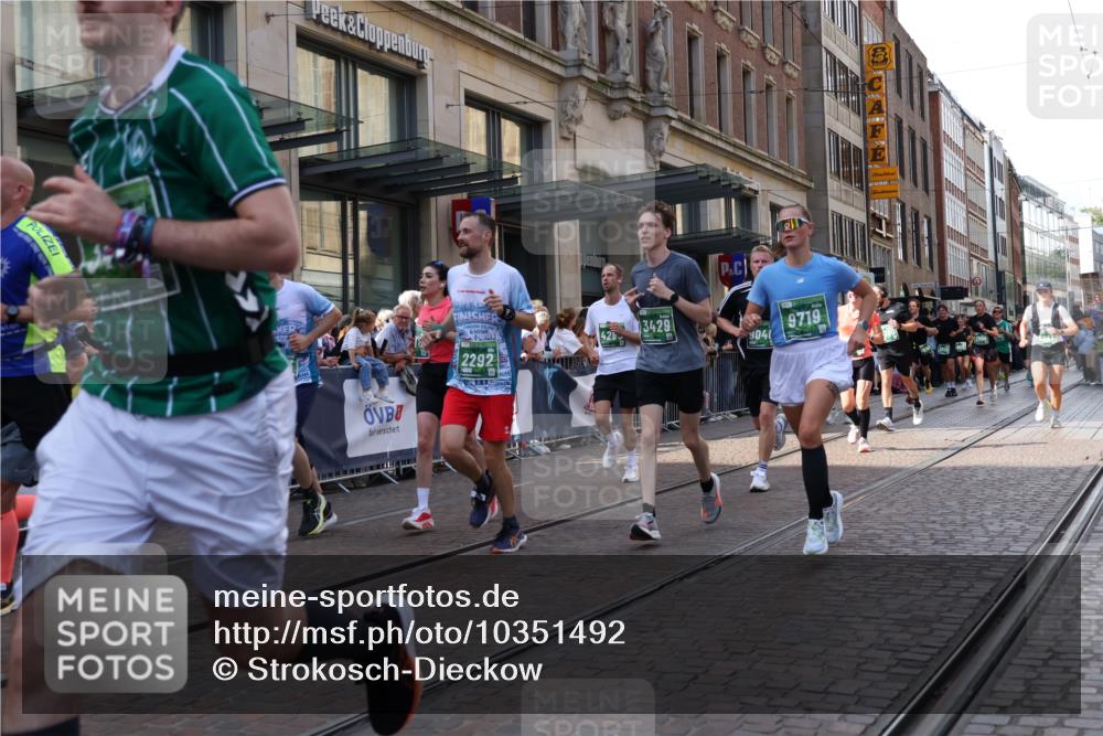 13.09.2026 - 21. swb-Marathon Bremen Strokosch-Dieckow http://msf.ph/oto/10351492 13.09.2026 13:32:10 Ziel 287, 1369, 1437, 1687, 2292, 2293, 2611, 2910, 2992, 3354, 3402, 3429, 3441, 3650, 3878, 3922, 4057, 4263, 4323, 4380, 4471, 4655, 4835, 4862, 5281, 5398, 6258, 6518, 6583, 6593, 6760, 6781, 6857, 6875, 6900, 7150, 7173, 7553, 7572, 7990, 8632, 8957, 9040, 9151, 9175, 9198, 9283, 9719, 9779, 13029, 13208, 13244, 578, 846, 2310, 2934, 3205, 3946, 4030, 4566, 4797, 4979, 5325, 5628, 6116, 6258, 6475, 7182, 7242, 7526, 7818, 9394, 13182 meine-sportfotos.de
