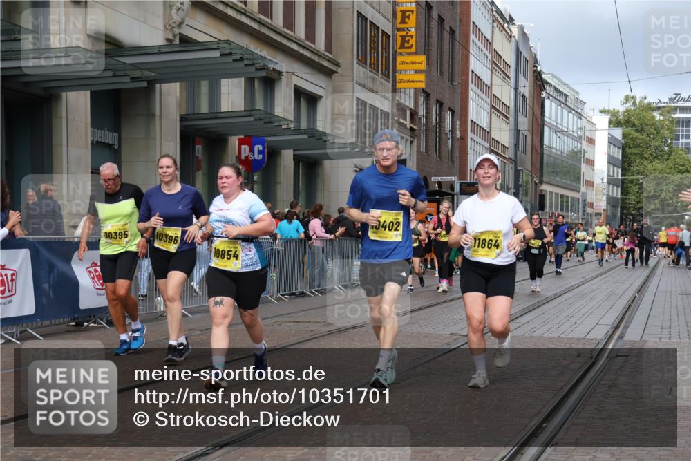 13.09.2026 - 21. swb-Marathon Bremen Strokosch-Dieckow http://msf.ph/oto/10351701 13.09.2026 11:14:05 Ziel 10303, 10395, 10396, 10402, 10586, 10722, 10784, 10854, 11041, 11140, 11173, 11233, 11363, 11535, 11703, 11864, 12100, 12112, 12431, 10330, 10491, 10799, 10880, 11027, 11078, 11902 meine-sportfotos.de