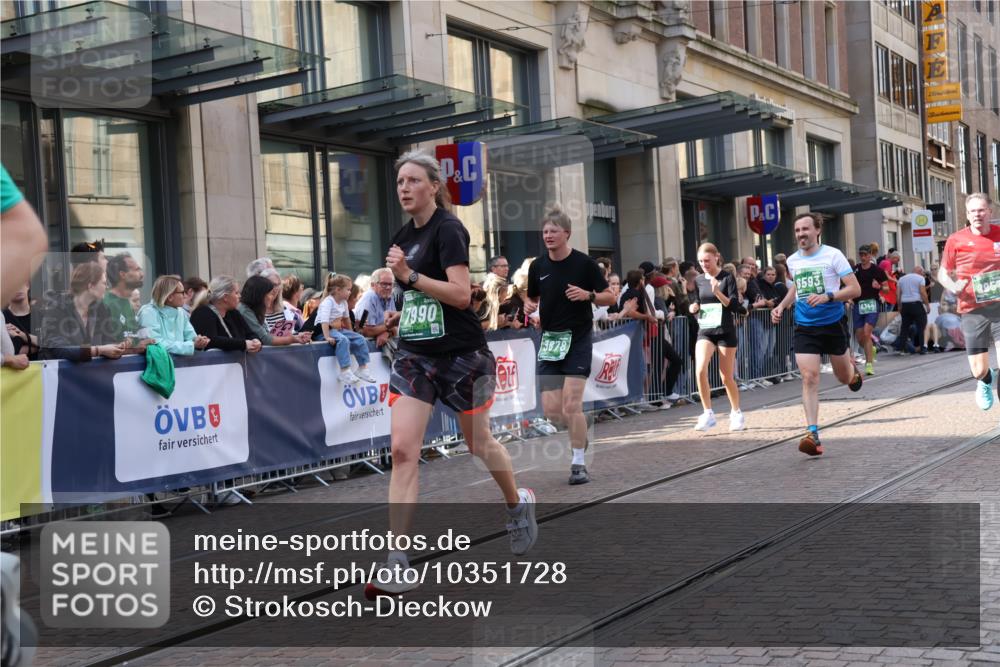 13.09.2026 - 21. swb-Marathon Bremen Strokosch-Dieckow http://msf.ph/oto/10351728 13.09.2026 13:32:16 Ziel 1437, 1687, 2292, 2293, 2611, 2910, 2992, 3354, 3402, 3429, 3441, 3878, 3895, 4263, 4323, 4380, 4471, 4655, 4835, 4862, 5281, 5398, 5581, 5657, 6518, 6583, 6593, 6718, 6760, 6781, 6900, 7016, 7173, 7466, 7758, 7990, 8344, 8367, 8957, 9040, 9151, 9175, 9283, 9719, 9779, 13208, 13244, 287, 1369, 2310, 2934, 3650, 3922, 3946, 4057, 4566, 4655, 4797, 4979, 5628, 6116, 6258, 6475, 7182, 7526, 7818, 9394, 13182 meine-sportfotos.de