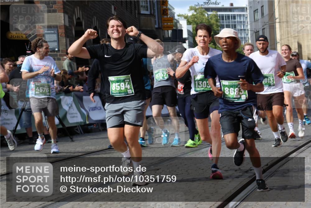 13.09.2026 - 21. swb-Marathon Bremen Strokosch-Dieckow http://msf.ph/oto/10351759 13.09.2026 13:29:37 Ziel 132, 303, 394, 596, 651, 745, 1365, 1387, 1545, 1823, 2023, 2070, 2301, 2867, 2957, 3258, 3796, 3846, 3912, 4541, 5036, 5599, 6030, 6103, 7013, 7149, 7361, 7631, 7860, 8007, 8009, 8066, 8099, 8277, 8338, 8675, 9249, 9661, 9889, 10128, 109, 124, 454, 716, 1073, 1173, 1581, 1861, 2289, 3320, 3618, 3667, 4115, 4524, 4575, 4576, 6006, 6127, 6725, 7079, 7093, 7884, 8267, 8481, 8612, 8771, 8899, 9049, 9534, 9747, 9770, 10013 meine-sportfotos.de