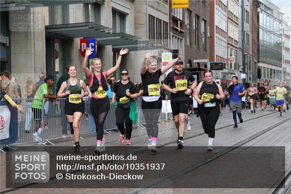 13.09.2026 - 21. swb-Marathon Bremen Strokosch-Dieckow http://msf.ph/oto/10351937 13.09.2026 11:14:10 Ziel 10303, 10395, 10396, 10402, 10586, 10722, 10784, 10854, 11041, 11140, 11173, 11363, 11408, 11703, 11864, 12100, 12112, 12431, 10402, 10491, 10799, 10880, 11027, 11233, 11535, 11864, 11902 meine-sportfotos.de
