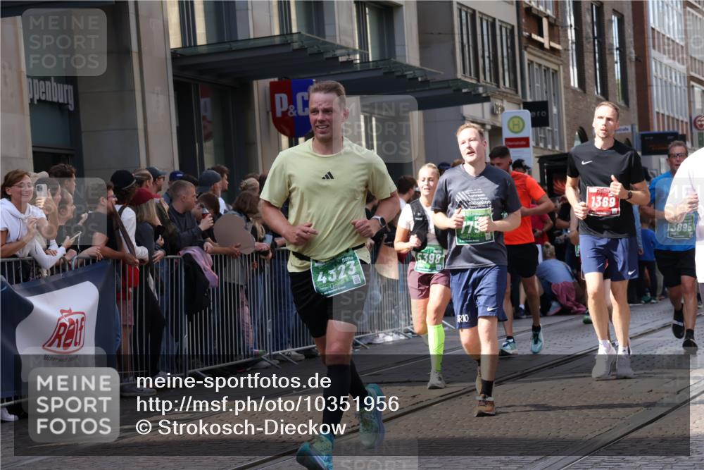 13.09.2026 - 21. swb-Marathon Bremen Strokosch-Dieckow http://msf.ph/oto/10351956 13.09.2026 13:32:22 Ziel 1437, 1687, 2292, 2293, 2611, 2992, 3354, 3429, 3878, 3895, 3902, 4233, 4263, 4323, 4380, 4862, 5009, 5281, 5398, 5581, 5657, 6518, 6583, 6593, 6718, 6760, 6786, 7016, 7173, 7466, 7758, 7990, 8344, 8367, 8506, 8957, 9040, 9175, 13232, 13234, 287, 1369, 2310, 2910, 3402, 3441, 3650, 3922, 4057, 4471, 4566, 4655, 4797, 4835, 5281, 5628, 6258, 6475, 6518, 7182, 7526, 7818, 9394, 13182 meine-sportfotos.de