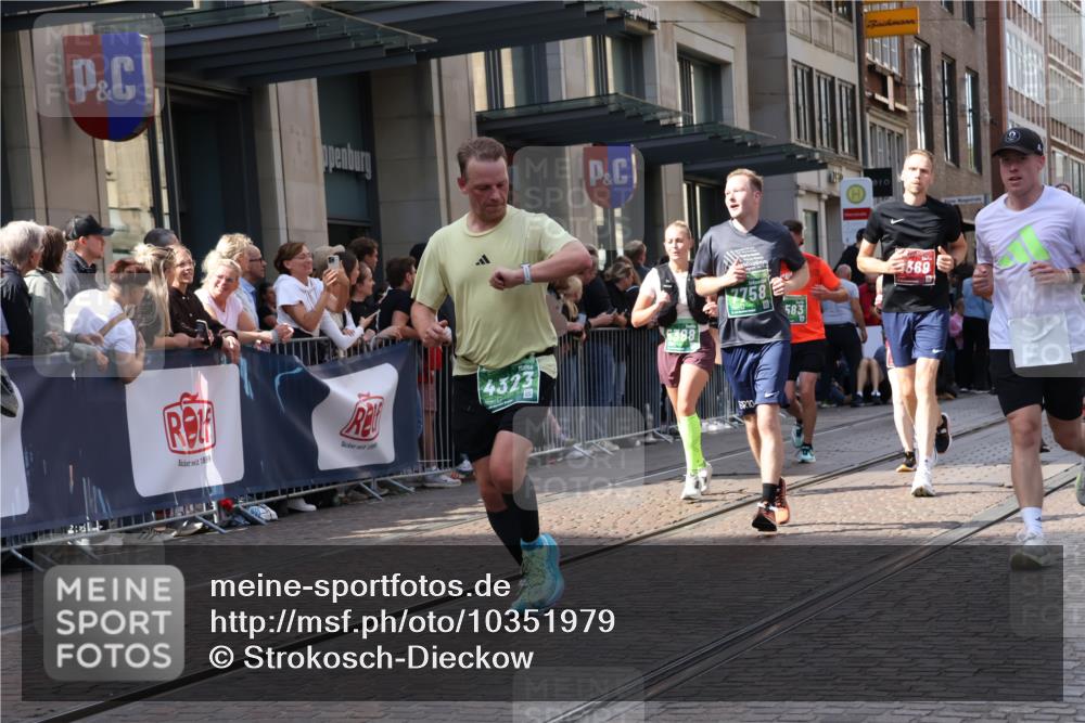 13.09.2026 - 21. swb-Marathon Bremen Strokosch-Dieckow http://msf.ph/oto/10351979 13.09.2026 13:32:22 Ziel 1437, 1687, 2292, 2293, 2611, 2992, 3354, 3429, 3878, 3895, 3902, 4233, 4263, 4323, 4380, 4862, 5009, 5281, 5398, 5581, 5657, 6518, 6583, 6593, 6718, 6760, 6786, 7016, 7173, 7466, 7758, 7990, 8344, 8367, 8506, 8957, 9040, 9175, 13232, 13234, 287, 1369, 2310, 2910, 3402, 3441, 3650, 3922, 4057, 4471, 4566, 4655, 4797, 4835, 5281, 5628, 6258, 6475, 6518, 7182, 7526, 7818, 9394, 13182 meine-sportfotos.de