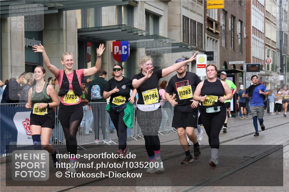 13.09.2026 - 21. swb-Marathon Bremen Strokosch-Dieckow http://msf.ph/oto/10352001 13.09.2026 11:14:11 Ziel 10303, 10395, 10396, 10586, 10722, 10784, 10854, 11041, 11140, 11173, 11363, 11408, 11703, 12100, 12112, 12431, 10402, 10491, 10799, 10880, 11027, 11233, 11535, 11864, 11902 meine-sportfotos.de