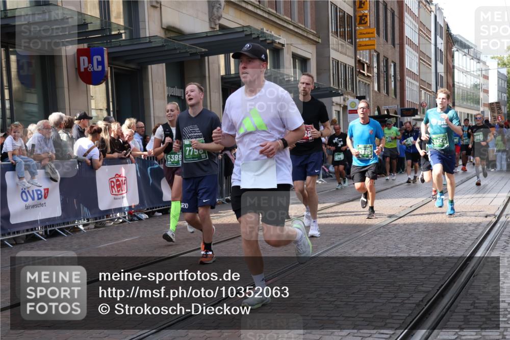 13.09.2026 - 21. swb-Marathon Bremen Strokosch-Dieckow http://msf.ph/oto/10352063 13.09.2026 13:32:24 Ziel 1437, 1687, 2292, 2293, 2611, 2638, 2992, 3354, 3429, 3878, 3895, 3902, 4233, 4323, 4380, 4862, 5009, 5398, 5581, 5657, 6583, 6593, 6718, 6760, 6786, 7016, 7173, 7466, 7758, 7990, 8344, 8367, 8506, 8957, 9175, 13164, 13232, 13234, 287, 1369, 2310, 2910, 3402, 3429, 3441, 3650, 3922, 4057, 4263, 4471, 4566, 4655, 4797, 4835, 5281, 5628, 6258, 6475, 6518, 7182, 7818, 9394, 13182 meine-sportfotos.de