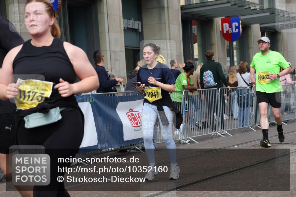 13.09.2026 - 21. swb-Marathon Bremen Strokosch-Dieckow http://msf.ph/oto/10352160 13.09.2026 11:14:14 Ziel 10303, 10395, 10396, 10519, 10705, 10722, 10784, 11041, 11140, 11173, 11186, 11363, 11408, 11703, 12100, 12112, 12431, 10402, 10491, 10586, 10799, 10854, 10880, 11027, 11233, 11535, 11864, 11902 meine-sportfotos.de