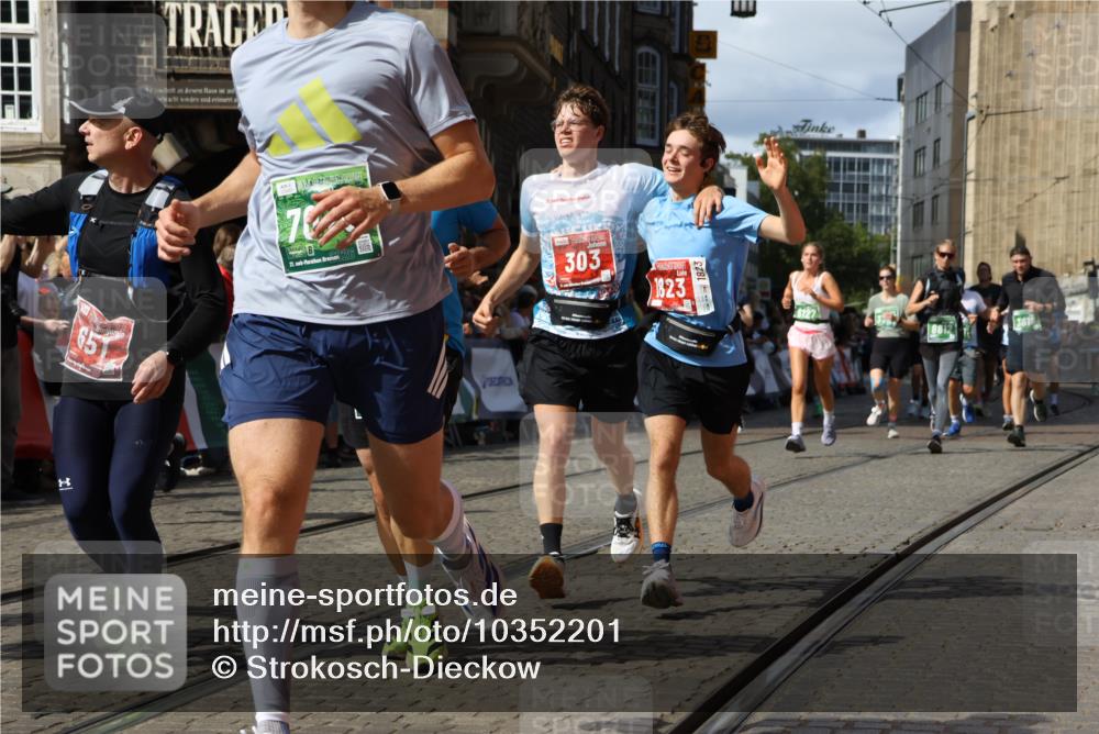 13.09.2026 - 21. swb-Marathon Bremen Strokosch-Dieckow http://msf.ph/oto/10352201 13.09.2026 13:29:43 Ziel 132, 303, 596, 651, 1083, 1365, 1387, 1545, 1823, 2023, 2076, 2301, 2742, 2867, 2957, 3258, 3721, 3796, 3846, 3912, 4541, 5036, 5244, 5599, 6030, 6103, 6499, 6690, 7013, 7149, 7361, 7426, 7631, 7649, 7860, 8007, 8009, 8066, 8099, 8277, 8338, 8675, 8831, 9249, 9889, 10128, 109, 454, 716, 1073, 1173, 1205, 1759, 1848, 1861, 3320, 3618, 3667, 3908, 4115, 4524, 4575, 5631, 6127, 6725, 7093, 8267, 8612, 8771, 8899, 9049 meine-sportfotos.de
