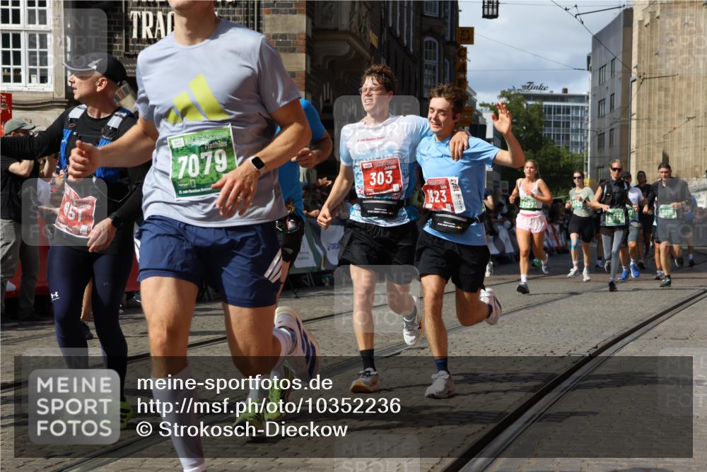 13.09.2026 - 21. swb-Marathon Bremen Strokosch-Dieckow http://msf.ph/oto/10352236 13.09.2026 13:29:43 Ziel 132, 303, 596, 651, 1083, 1365, 1387, 1545, 1823, 2023, 2076, 2301, 2742, 2867, 2957, 3258, 3721, 3796, 3846, 3912, 4541, 5036, 5244, 5599, 6030, 6103, 6499, 6690, 7013, 7149, 7361, 7426, 7631, 7649, 7860, 8007, 8009, 8066, 8099, 8277, 8338, 8675, 8831, 9249, 9889, 10128, 109, 454, 716, 1073, 1173, 1205, 1759, 1848, 1861, 3320, 3618, 3667, 3908, 4115, 4524, 4575, 5631, 6127, 6725, 7093, 8267, 8612, 8771, 8899, 9049 meine-sportfotos.de