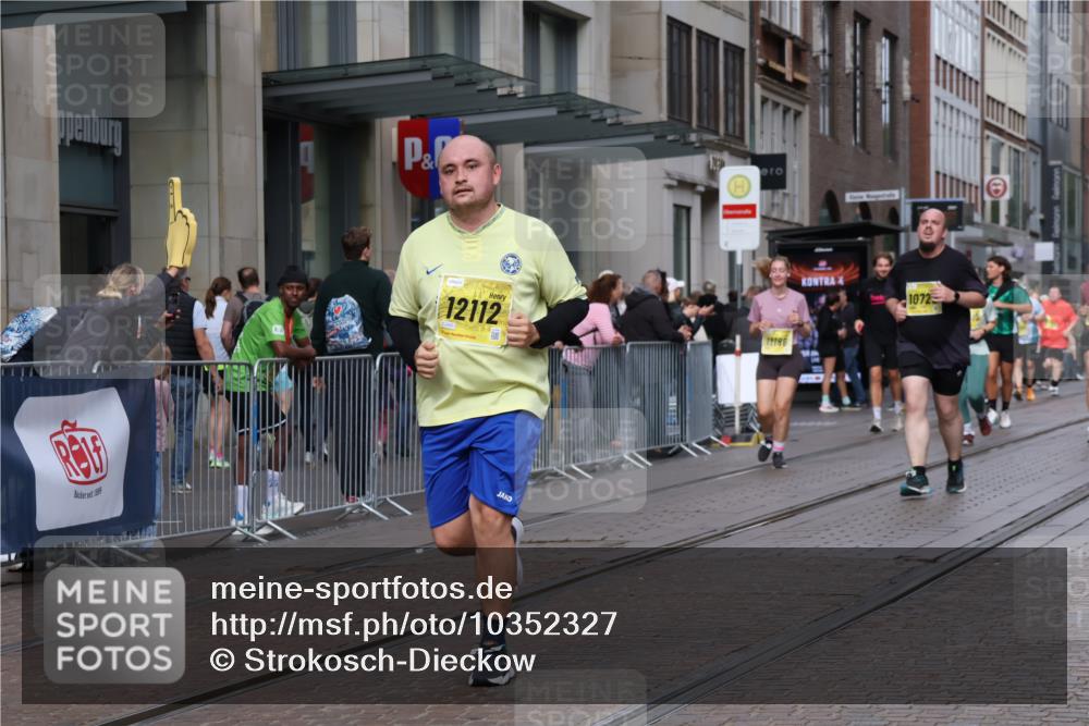 13.09.2026 - 21. swb-Marathon Bremen Strokosch-Dieckow http://msf.ph/oto/10352327 13.09.2026 11:14:21 Ziel 10303, 10519, 10557, 10705, 10722, 10805, 11041, 11097, 11098, 11140, 11186, 11288, 11408, 11876, 12112, 12191, 12193, 12431, 10395, 10396, 10402, 10586, 10784, 10854, 11027, 11173, 11233, 11363, 11535, 11703, 11864, 11902, 12100 meine-sportfotos.de