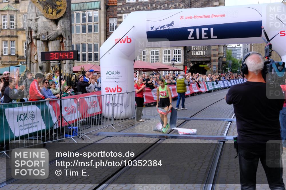 13.09.2026 - 21. swb-Marathon Bremen Tim E. http://msf.ph/oto/10352384 13.09.2026 12:35:33 Ziel 1028 meine-sportfotos.de