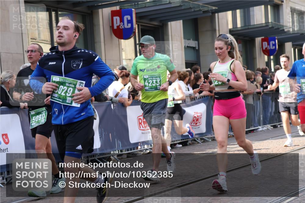 13.09.2026 - 21. swb-Marathon Bremen Strokosch-Dieckow http://msf.ph/oto/10352385 13.09.2026 13:32:30 Ziel 891, 1437, 1532, 2611, 2638, 3167, 3354, 3773, 3878, 3895, 3902, 4194, 4233, 4323, 4862, 5009, 5090, 5398, 5581, 5657, 5706, 6018, 6583, 6718, 6786, 6941, 7016, 7466, 7756, 7758, 8344, 8367, 8506, 9406, 9745, 9829, 10048, 13164, 13232, 13234, 13247, 287, 1369, 1687, 2292, 2293, 2910, 2992, 3402, 3429, 3441, 3650, 3878, 3922, 4057, 4263, 4380, 4471, 4566, 4655, 4835, 5281, 5628, 6258, 6475, 6518, 6593, 6760, 7182, 7818, 9394, 13182 meine-sportfotos.de