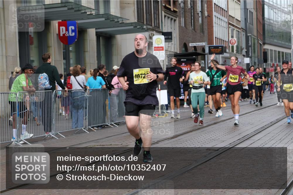 13.09.2026 - 21. swb-Marathon Bremen Strokosch-Dieckow http://msf.ph/oto/10352407 13.09.2026 11:14:24 Ziel 10519, 10557, 10705, 10722, 10776, 10805, 11085, 11097, 11098, 11186, 11288, 11408, 11645, 11876, 12112, 12191, 12193, 10303, 10395, 10396, 10402, 10586, 10722, 10784, 10854, 11027, 11041, 11140, 11173, 11233, 11363, 11535, 11703, 11864, 11902, 12100, 12431 meine-sportfotos.de