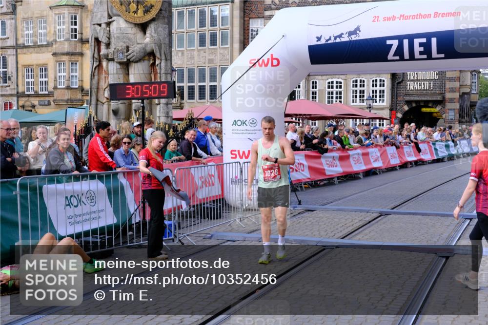 13.09.2026 - 21. swb-Marathon Bremen Tim E. http://msf.ph/oto/10352456 13.09.2026 12:35:59 Ziel 1238 meine-sportfotos.de