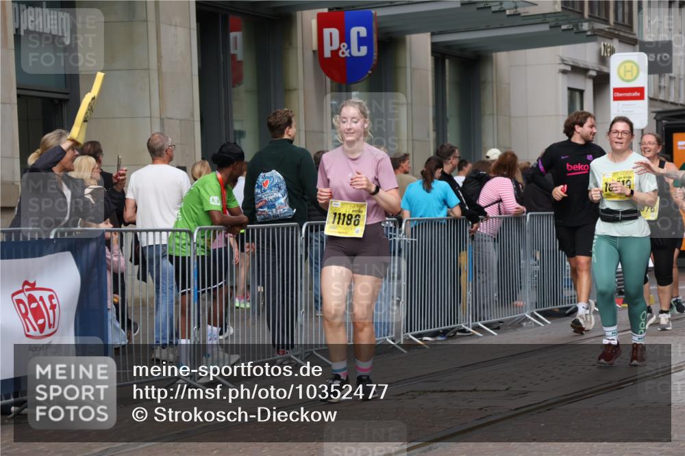 13.09.2026 - 21. swb-Marathon Bremen Strokosch-Dieckow http://msf.ph/oto/10352477 13.09.2026 11:14:26 Ziel 10271, 10519, 10557, 10705, 10752, 10776, 10805, 11085, 11097, 11098, 11186, 11288, 11408, 11645, 11673, 11876, 11974, 12191, 12193, 10303, 10395, 10396, 10402, 10586, 10722, 10784, 10854, 11041, 11140, 11173, 11233, 11363, 11535, 11703, 11864, 12100, 12112, 12431 meine-sportfotos.de