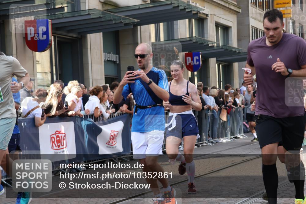 13.09.2026 - 21. swb-Marathon Bremen Strokosch-Dieckow http://msf.ph/oto/10352861 13.09.2026 13:32:44 Ziel 891, 1532, 2393, 2440, 2638, 2818, 2959, 3167, 3404, 3710, 3773, 3902, 4194, 4233, 4260, 4408, 4659, 5090, 5191, 5324, 5395, 5410, 5706, 5749, 5981, 6018, 6786, 6941, 7756, 7788, 7830, 8061, 9269, 9292, 9406, 9745, 9829, 10048, 13019, 13028, 13039, 13092, 13093, 13101, 13146, 13164, 13232, 13234, 13247, 1437, 1687, 2292, 2293, 2611, 2992, 3354, 3429, 3878, 3895, 4263, 4323, 4380, 4862, 5009, 5281, 5398, 5581, 6518, 6593, 6760 meine-sportfotos.de