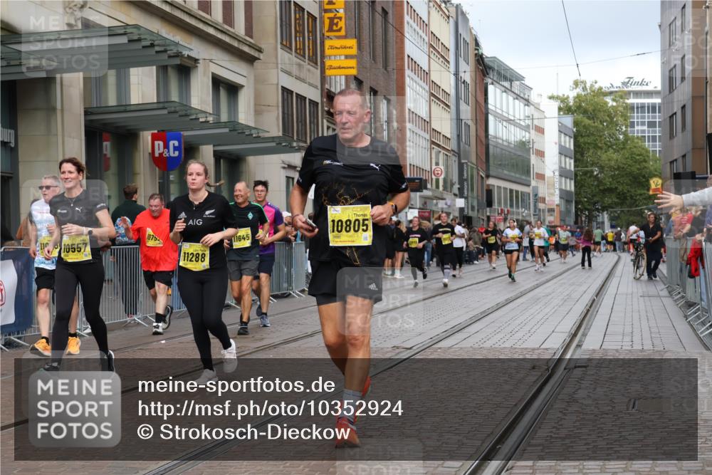 13.09.2026 - 21. swb-Marathon Bremen Strokosch-Dieckow http://msf.ph/oto/10352924 13.09.2026 11:14:37 Ziel 10271, 10325, 10519, 10557, 10605, 10705, 10752, 10776, 10805, 11085, 11097, 11098, 11186, 11288, 11645, 11673, 11694, 11810, 11876, 11974, 12110, 12191, 12193, 12333, 10303, 10395, 10396, 10519, 10586, 10722, 10784, 10854, 11041, 11140, 11173, 11363, 11408, 11703, 12100, 12112, 12431 meine-sportfotos.de