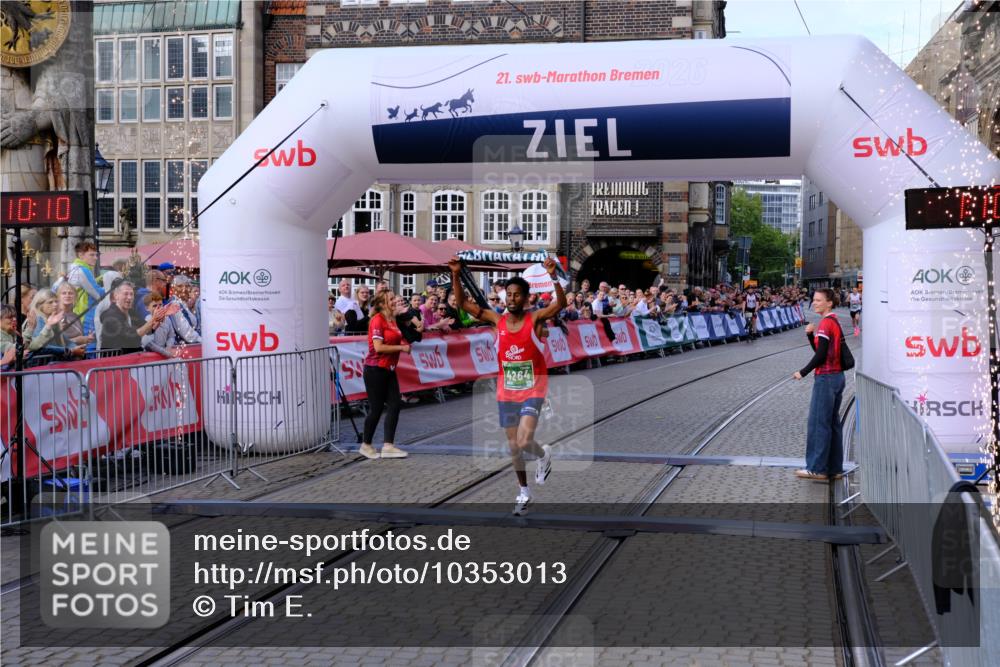 13.09.2026 - 21. swb-Marathon Bremen Tim E. http://msf.ph/oto/10353013 13.09.2026 12:40:59 Ziel 1263, 3662, 4264 meine-sportfotos.de