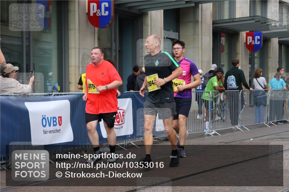 13.09.2026 - 21. swb-Marathon Bremen Strokosch-Dieckow http://msf.ph/oto/10353016 13.09.2026 11:14:40 Ziel 10271, 10325, 10557, 10605, 10752, 10776, 10805, 11085, 11097, 11098, 11288, 11645, 11673, 11694, 11810, 11876, 11974, 11990, 12110, 12191, 12193, 12333, 10303, 10395, 10396, 10519, 10705, 10722, 10784, 11041, 11140, 11173, 11186, 11363, 11408, 11703, 12100, 12112, 12431 meine-sportfotos.de