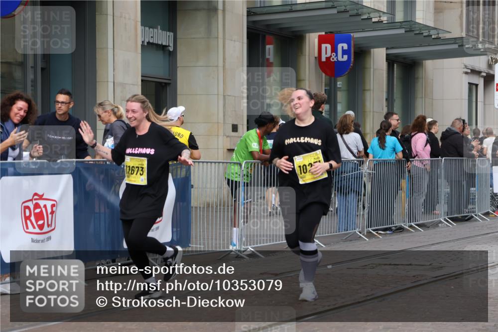 13.09.2026 - 21. swb-Marathon Bremen Strokosch-Dieckow http://msf.ph/oto/10353079 13.09.2026 11:14:45 Ziel 10271, 10325, 10557, 10605, 10752, 10776, 11085, 11288, 11645, 11673, 11694, 11810, 11876, 11974, 11990, 12110, 12191, 12193, 12333, 10303, 10519, 10557, 10705, 10722, 10805, 11041, 11097, 11098, 11140, 11173, 11186, 11288, 11363, 11408, 11876, 12112, 12193, 12431 meine-sportfotos.de