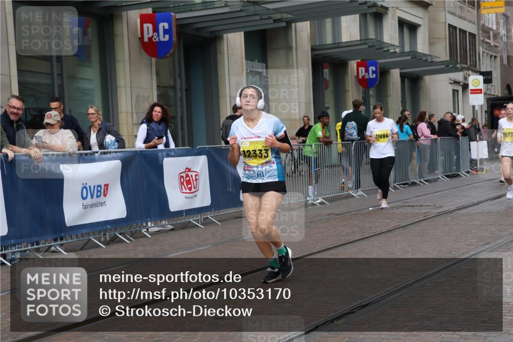 13.09.2026 - 21. swb-Marathon Bremen Strokosch-Dieckow http://msf.ph/oto/10353170 13.09.2026 11:14:49 Ziel 10271, 10325, 10605, 10752, 11085, 11424, 11645, 11673, 11694, 11810, 11974, 11990, 12110, 12333, 10519, 10557, 10705, 10722, 10776, 10805, 11085, 11097, 11098, 11186, 11288, 11408, 11645, 11876, 12112, 12191, 12193 meine-sportfotos.de