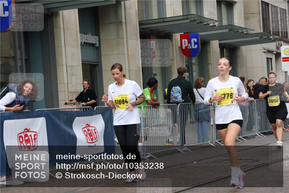 13.09.2026 - 21. swb-Marathon Bremen Strokosch-Dieckow http://msf.ph/oto/10353238 13.09.2026 11:14:50 Ziel 10271, 10325, 10605, 10752, 11424, 11673, 11694, 11810, 11974, 11990, 12110, 12333, 10519, 10557, 10705, 10752, 10776, 10805, 11085, 11097, 11098, 11186, 11288, 11408, 11645, 11876, 11974, 12112, 12191, 12193 meine-sportfotos.de