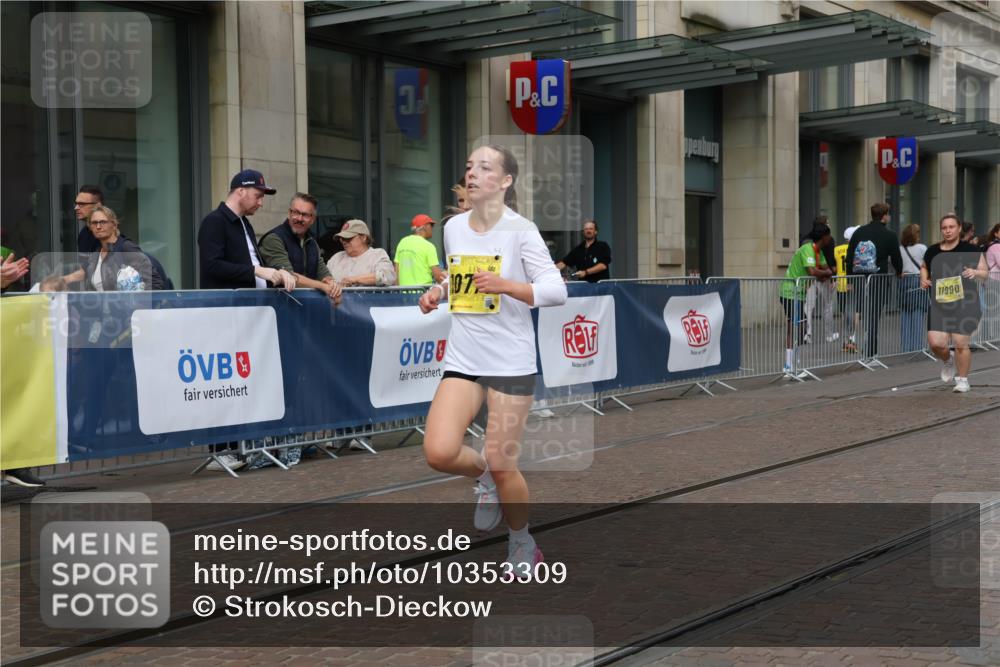 13.09.2026 - 21. swb-Marathon Bremen Strokosch-Dieckow http://msf.ph/oto/10353309 13.09.2026 11:14:52 Ziel 10325, 10605, 10606, 11424, 11694, 11810, 11990, 12110, 12333, 10271, 10519, 10557, 10705, 10752, 10776, 10805, 11085, 11097, 11098, 11186, 11288, 11408, 11645, 11673, 11876, 11974, 12191, 12193 meine-sportfotos.de