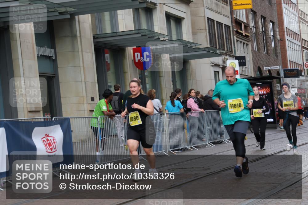 13.09.2026 - 21. swb-Marathon Bremen Strokosch-Dieckow http://msf.ph/oto/10353326 13.09.2026 11:14:53 Ziel 10325, 10605, 10606, 11424, 11694, 11810, 11990, 12110, 12333, 10271, 10519, 10557, 10705, 10752, 10776, 10805, 11085, 11097, 11098, 11186, 11288, 11408, 11645, 11673, 11876, 11974, 12191, 12193 meine-sportfotos.de