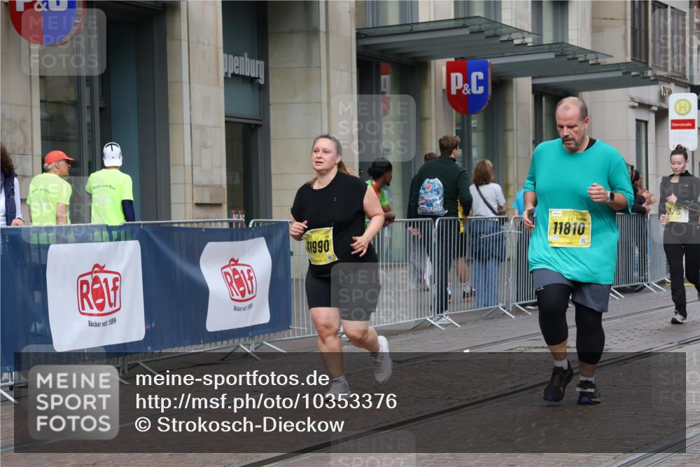 13.09.2026 - 21. swb-Marathon Bremen Strokosch-Dieckow http://msf.ph/oto/10353376 13.09.2026 11:14:54 Ziel 10325, 10605, 10606, 11424, 11694, 11810, 11990, 12110, 12333, 10271, 10519, 10557, 10605, 10705, 10752, 10776, 10805, 11085, 11097, 11098, 11186, 11288, 11408, 11645, 11673, 11876, 11974, 12191, 12193 meine-sportfotos.de