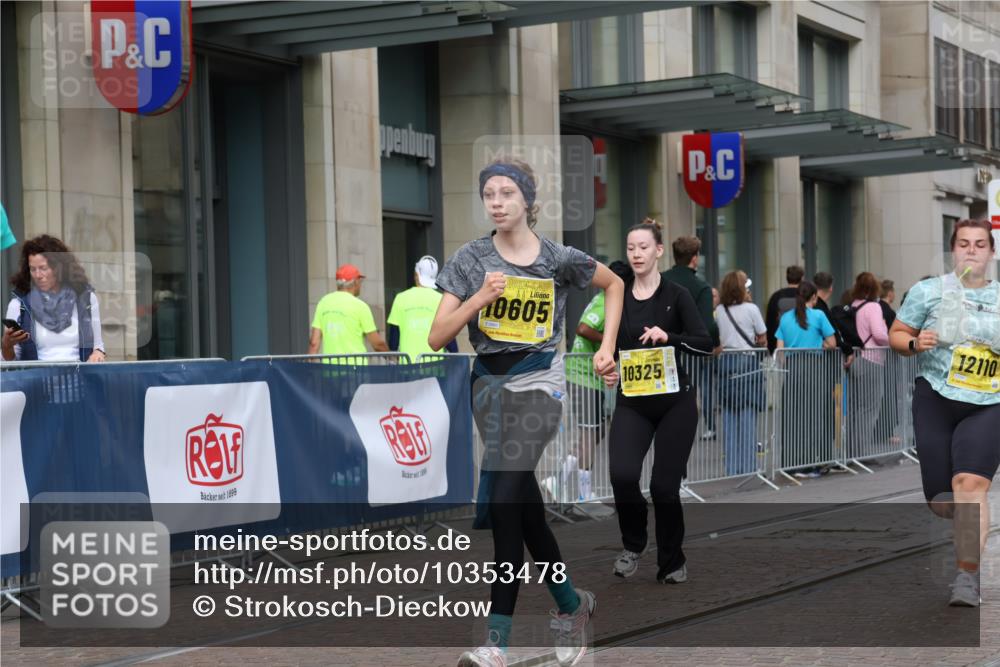 13.09.2026 - 21. swb-Marathon Bremen Strokosch-Dieckow http://msf.ph/oto/10353478 13.09.2026 11:14:57 Ziel 10325, 10606, 11424, 11694, 11810, 11990, 12110, 10271, 10519, 10557, 10605, 10705, 10752, 10776, 10805, 11085, 11097, 11098, 11186, 11288, 11408, 11645, 11673, 11876, 11974, 12191, 12193, 12333 meine-sportfotos.de