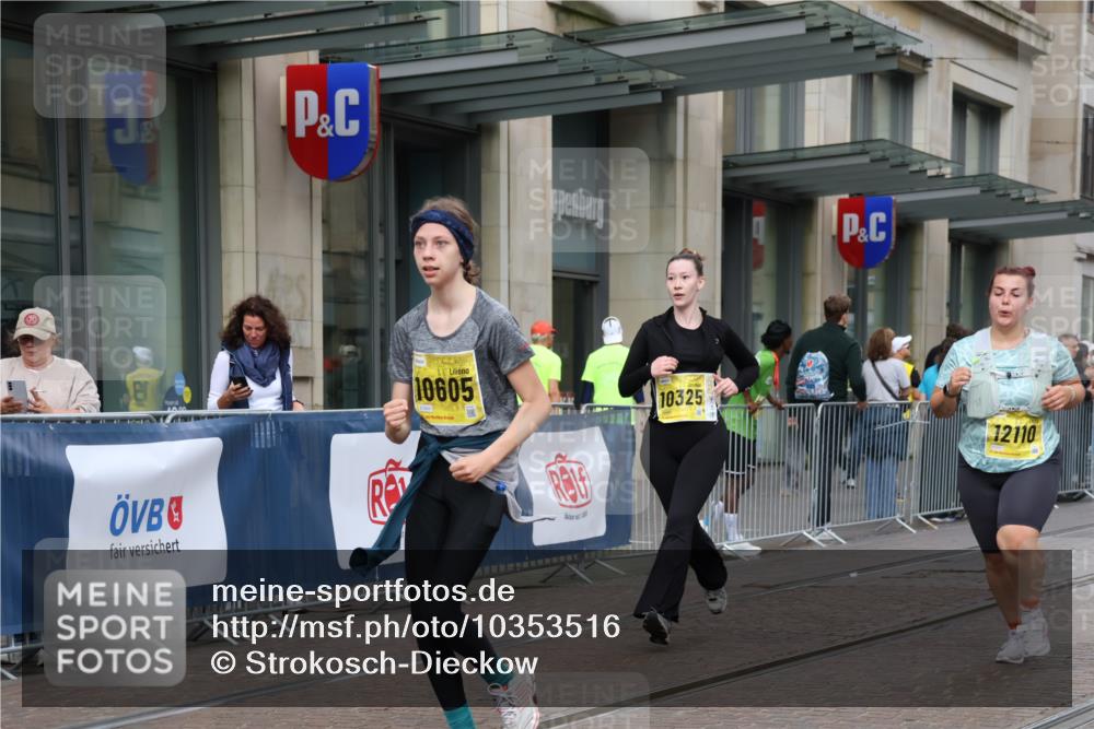 13.09.2026 - 21. swb-Marathon Bremen Strokosch-Dieckow http://msf.ph/oto/10353516 13.09.2026 11:14:57 Ziel 10325, 10606, 11424, 11694, 11810, 11990, 12110, 10271, 10519, 10557, 10605, 10705, 10752, 10776, 10805, 11085, 11097, 11098, 11186, 11288, 11408, 11645, 11673, 11876, 11974, 12191, 12193, 12333 meine-sportfotos.de