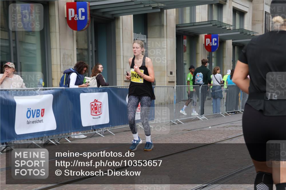 13.09.2026 - 21. swb-Marathon Bremen Strokosch-Dieckow http://msf.ph/oto/10353657 13.09.2026 11:15:05 Ziel 10606, 11424, 11504, 10271, 10325, 10557, 10605, 10752, 10776, 10805, 11085, 11097, 11098, 11288, 11645, 11673, 11694, 11810, 11876, 11974, 11990, 12110, 12191, 12193, 12333 meine-sportfotos.de