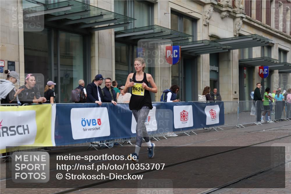 13.09.2026 - 21. swb-Marathon Bremen Strokosch-Dieckow http://msf.ph/oto/10353707 13.09.2026 11:15:07 Ziel 10606, 11424, 11504, 10271, 10325, 10557, 10605, 10752, 10776, 10805, 11085, 11288, 11645, 11673, 11694, 11810, 11876, 11974, 11990, 12110, 12191, 12193, 12333 meine-sportfotos.de