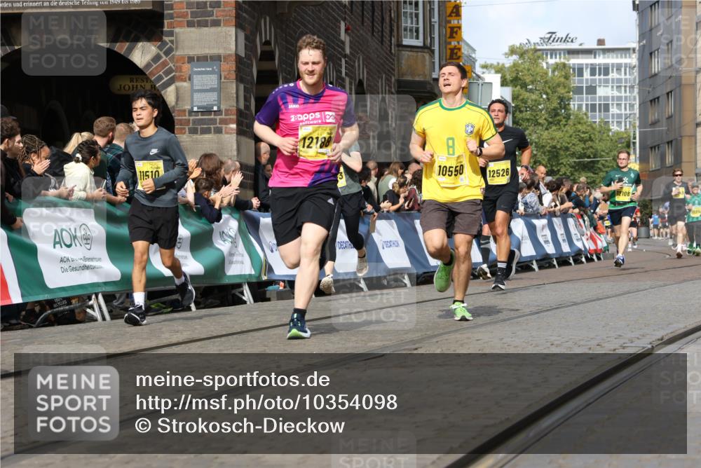 13.09.2026 - 21. swb-Marathon Bremen Strokosch-Dieckow http://msf.ph/oto/10354098 13.09.2026 10:55:51 Ziel 10203, 10256, 10297, 10379, 10423, 10529, 10725, 10788, 10809, 10881, 11377, 11414, 11557, 11748, 11862, 11941, 11975, 11977, 12030, 12125, 12150, 12188, 12218, 12258, 12348, 10298, 10690, 10703, 11790, 11972, 12061, 12484, 13565 meine-sportfotos.de