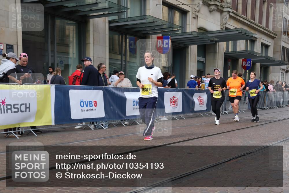 13.09.2026 - 21. swb-Marathon Bremen Strokosch-Dieckow http://msf.ph/oto/10354193 13.09.2026 11:15:35 Ziel 10474, 10572, 10665, 10900, 11217, 11307, 11549, 11613, 11778, 11897, 11940, 12046, 12137, 12306, 10606, 11424, 11504 meine-sportfotos.de
