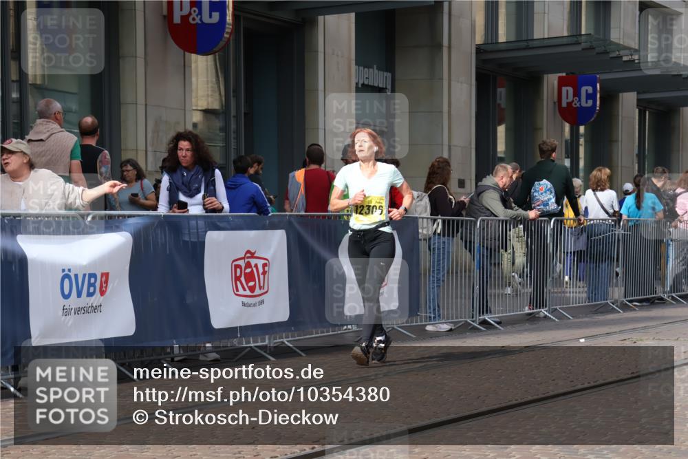 13.09.2026 - 21. swb-Marathon Bremen Strokosch-Dieckow http://msf.ph/oto/10354380 13.09.2026 11:15:45 Ziel 10474, 10665, 11026, 11081, 11139, 11217, 11549, 11613, 11768, 11940, 12046, 12151, 12306, 13508, 10572, 10900, 11307, 11504, 11778, 11897, 12137 meine-sportfotos.de