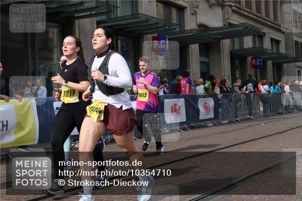 13.09.2026 - 21. swb-Marathon Bremen Strokosch-Dieckow http://msf.ph/oto/10354710 13.09.2026 11:15:53 Ziel 10665, 11026, 11081, 11139, 11181, 11200, 11217, 11264, 11385, 11448, 11549, 11573, 11613, 11768, 12046, 12057, 12151, 12306, 12539, 13508, 10474, 10572, 10900, 11217, 11307, 11504, 11549, 11778, 11897, 11940, 12046, 12137 meine-sportfotos.de