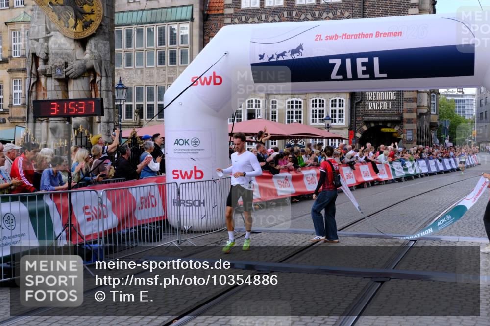13.09.2026 - 21. swb-Marathon Bremen Tim E. http://msf.ph/oto/10354886 13.09.2026 12:46:26 Ziel 103, 1352, 2143, 8044 meine-sportfotos.de