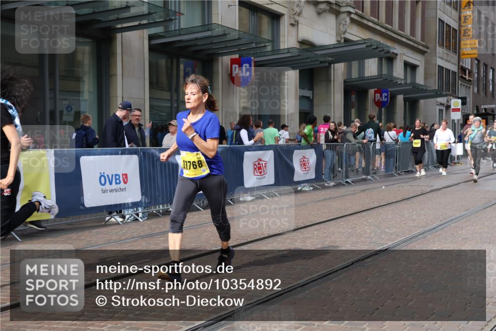 13.09.2026 - 21. swb-Marathon Bremen Strokosch-Dieckow http://msf.ph/oto/10354892 13.09.2026 11:15:57 Ziel 10242, 10665, 11026, 11081, 11139, 11181, 11200, 11264, 11385, 11448, 11573, 11768, 12057, 12151, 12306, 12539, 13508, 10474, 10572, 10665, 10900, 11217, 11307, 11549, 11613, 11778, 11897, 11940, 12046, 12137, 12306 meine-sportfotos.de