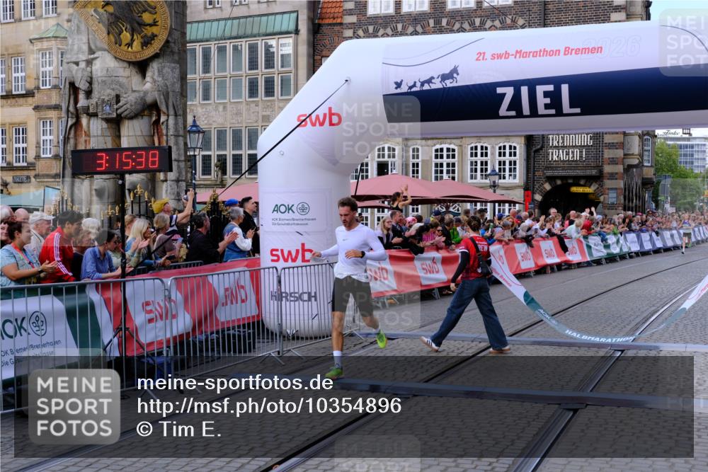 13.09.2026 - 21. swb-Marathon Bremen Tim E. http://msf.ph/oto/10354896 13.09.2026 12:46:26 Ziel 103, 1352, 2143, 8044 meine-sportfotos.de