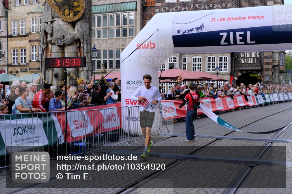 13.09.2026 - 21. swb-Marathon Bremen Tim E. http://msf.ph/oto/10354920 13.09.2026 12:46:27 Ziel 103, 1352, 2143, 8044 meine-sportfotos.de