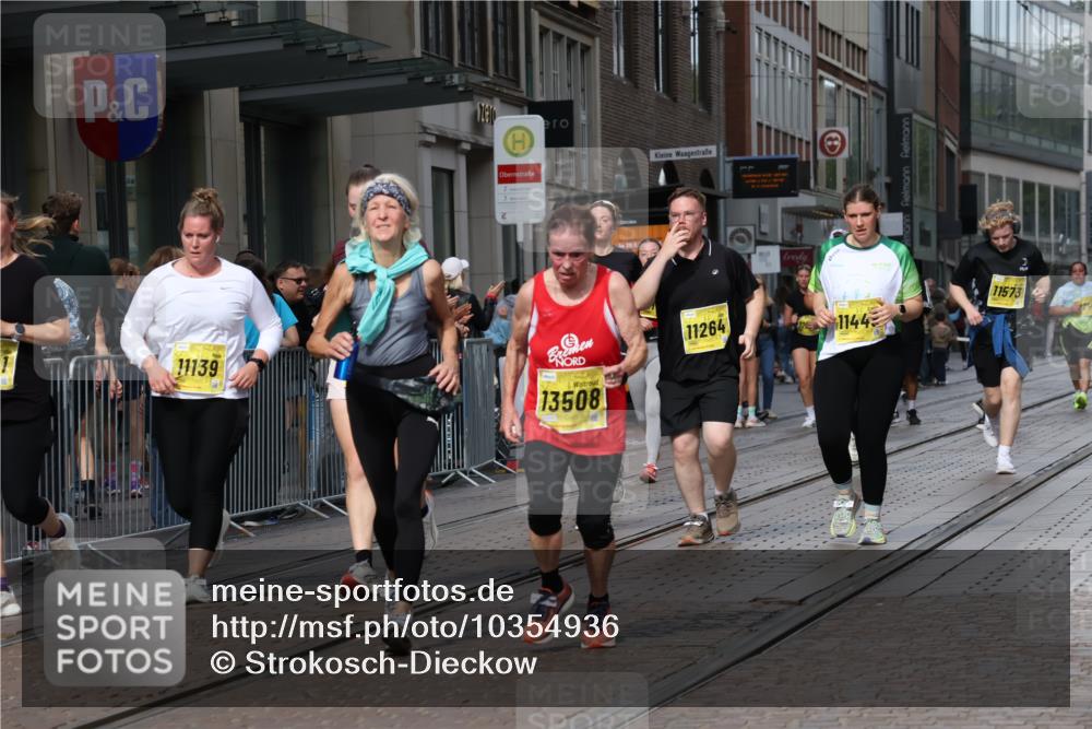 13.09.2026 - 21. swb-Marathon Bremen Strokosch-Dieckow http://msf.ph/oto/10354936 13.09.2026 11:15:59 Ziel 10242, 11026, 11081, 11139, 11181, 11200, 11264, 11274, 11385, 11448, 11573, 11768, 12057, 12151, 12539, 13508, 10474, 10572, 10665, 10900, 11217, 11307, 11549, 11613, 11778, 11897, 11940, 12046, 12137, 12306 meine-sportfotos.de