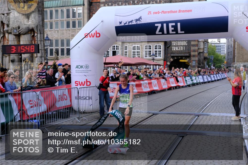 13.09.2026 - 21. swb-Marathon Bremen Tim E. http://msf.ph/oto/10355182 13.09.2026 12:46:37 Ziel 103, 1352, 1525, 8044 meine-sportfotos.de